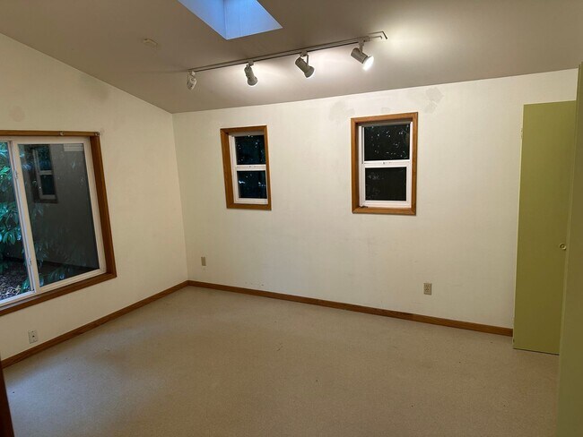 Building Photo - Cozy Maple Leaf Home For Rent!