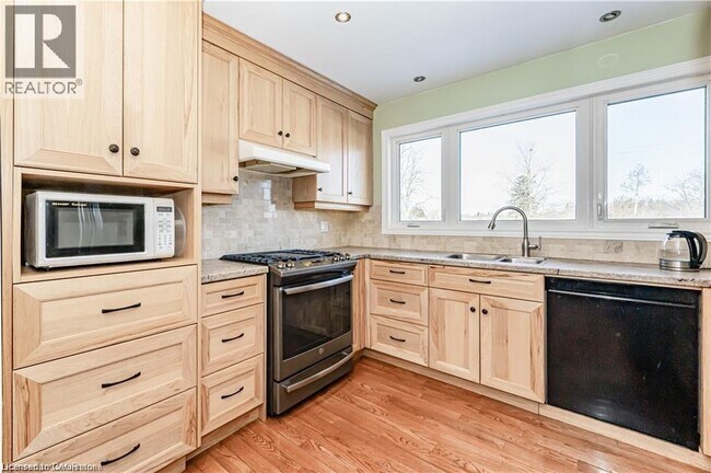 Building Photo - 15 Greenbrook Dr