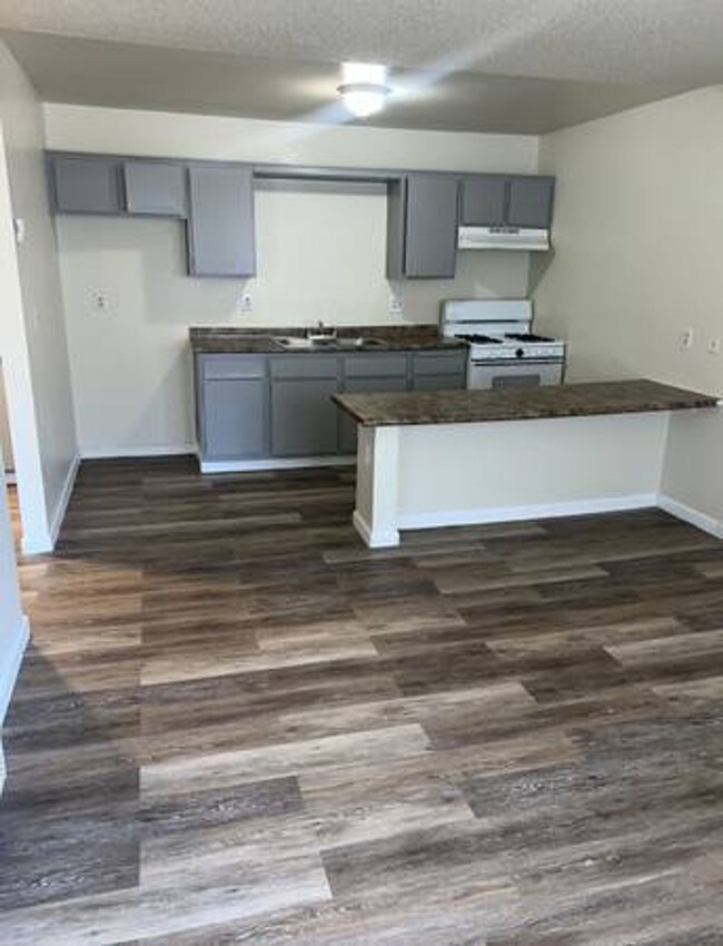 Building Photo - Single Story 1 Bedroom Apartments for Rent!
