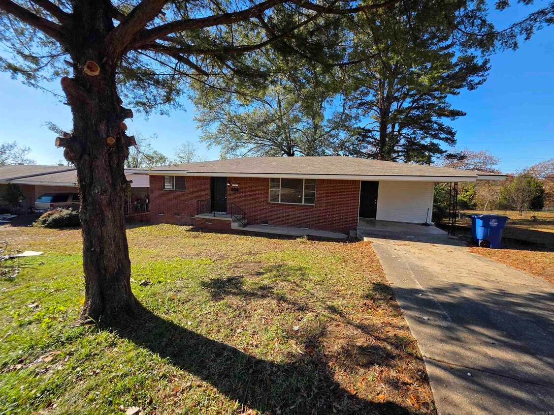 Primary Photo - 15 Cliffwood Cir