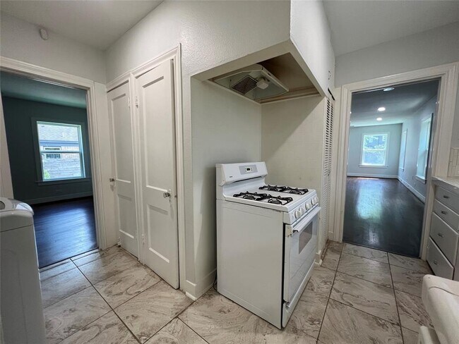 Foto del edificio - 2420 White Oak Dr