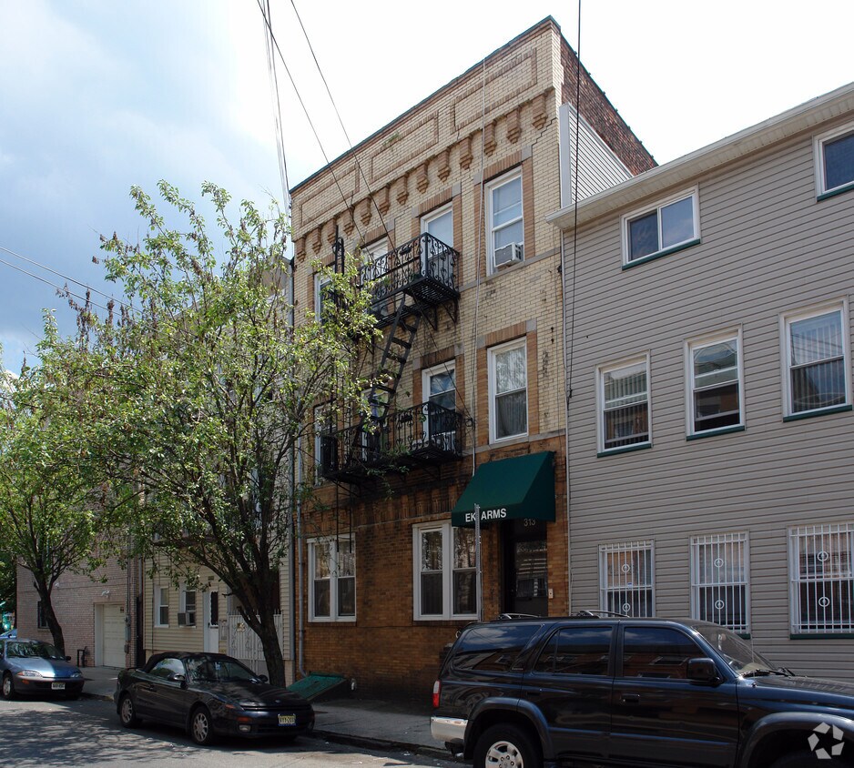 Primary Photo - 313 E Kinney St