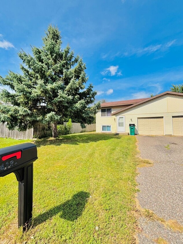 Foto principal - 6124 73rd Ave N