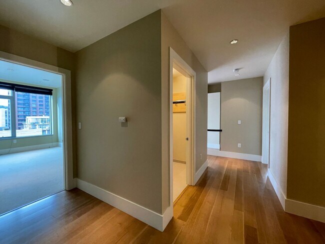 Building Photo - 2Bed  2Bath Pearl District Corner Condo  ~...