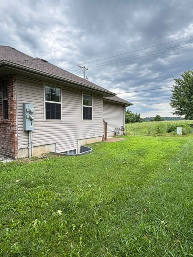 Foto del edificio - Ozark~ 4 bedroom walkout basement duplex for rent!