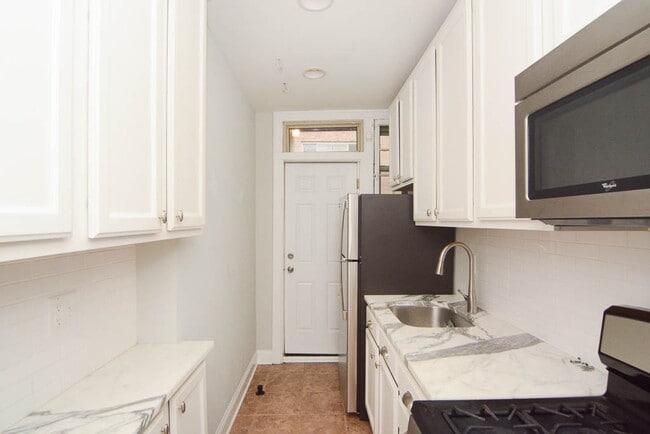 Building Photo - 539.5 W Surf St