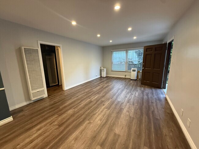Foto del edificio - 1222 McClellan Dr