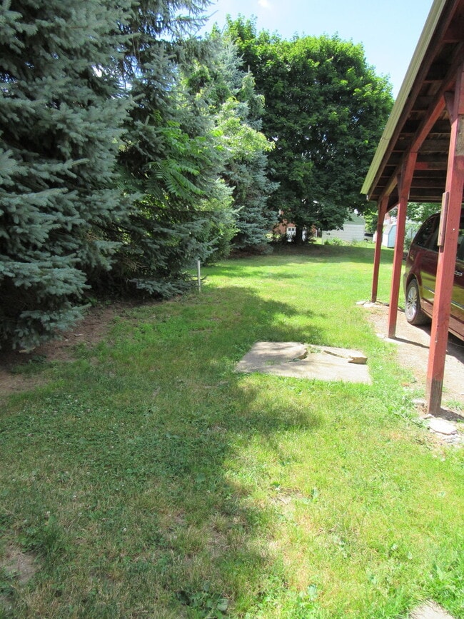 Building Photo - 2 to 3 bedroom home only $1,100.00 per month plus utilities.