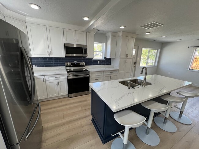 Foto del edificio - 290 N 600 E