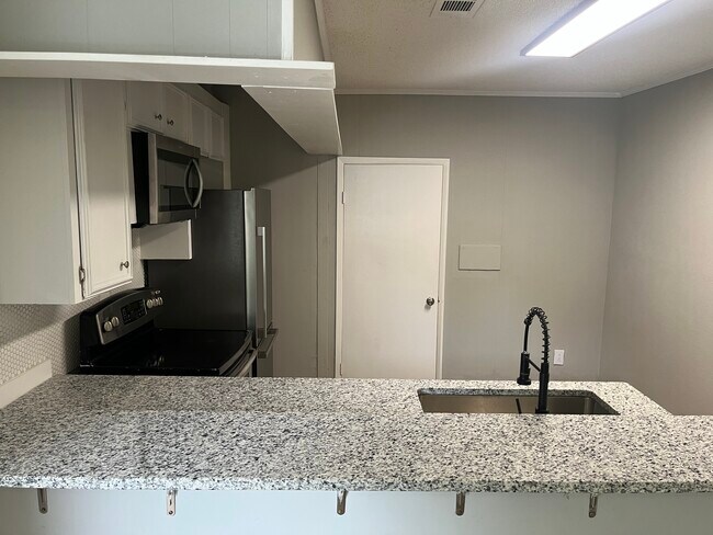 Foto del edificio - 8701 Fowler Ave