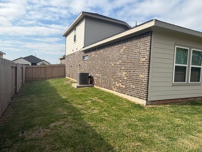 Building Photo - 407 Robin Ct