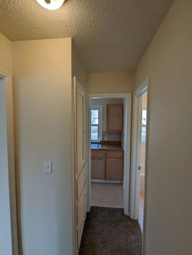 Building Photo - Remodeled 1 Bed / 1 Bath Brick Quadplex- C...