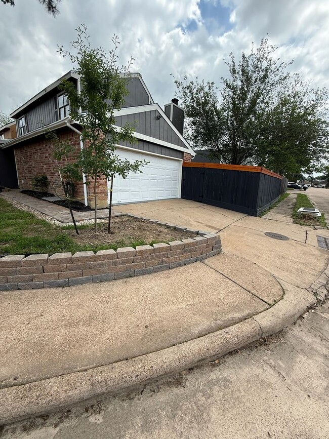 Foto del edificio - Spacious 3-Bedroom Corner Home in Candlelight Oaks Village