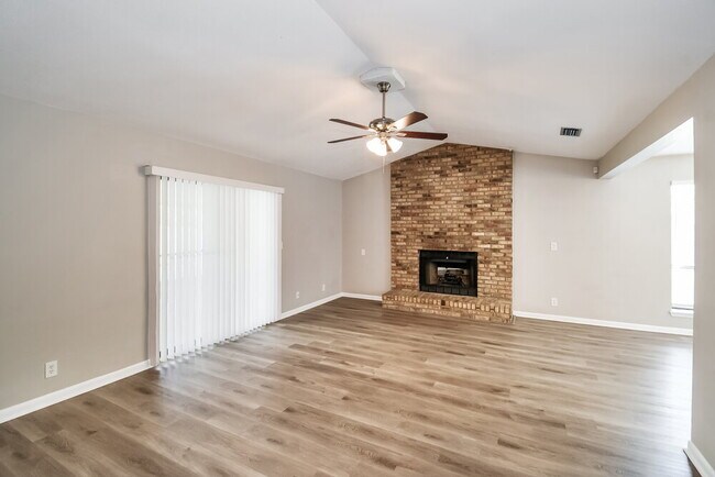 Foto del edificio - 7152 Holiday Hill Ct