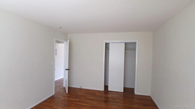 Foto del edificio - 18 Waldron Ave