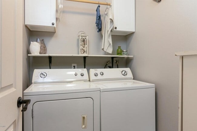 Building Photo - Upstairs Townhouse, Updated!