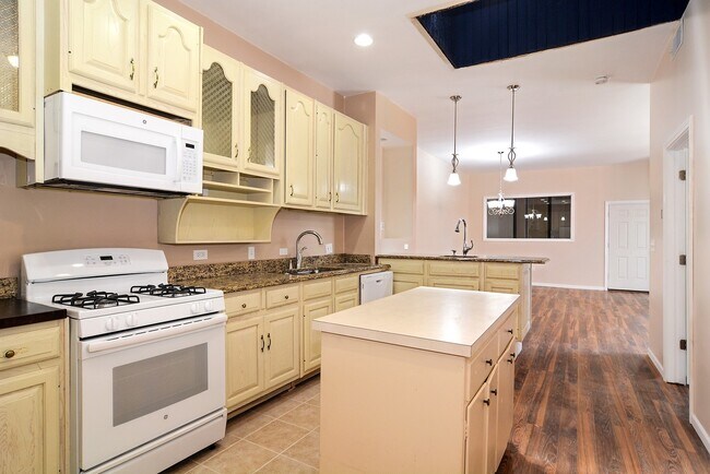 Building Photo - 885 N Marshfield Ave