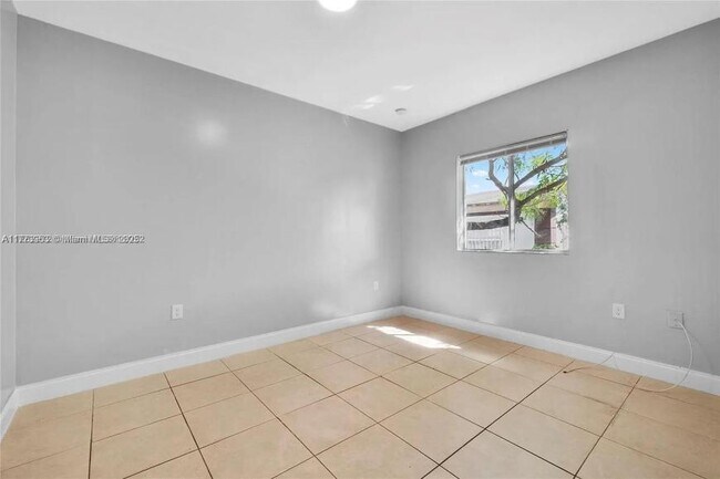 Building Photo - 3 bedroom in Miami FL 33147