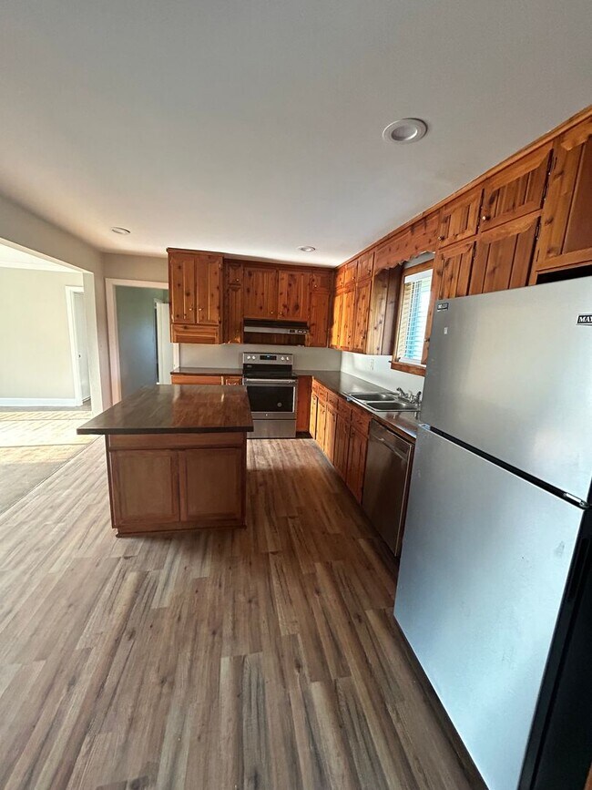 Building Photo - Three Bedroom Two Bath Home