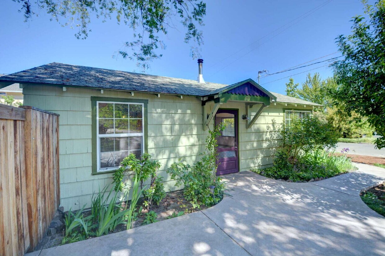Foto principal - 399 N Laurel St