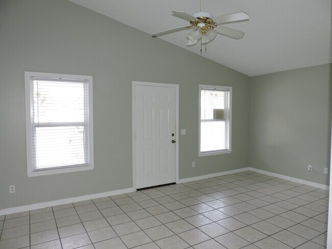 Foto del edificio - 5931 Pinetree Ave