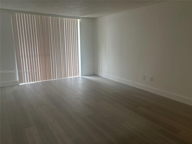 Foto del edificio - 484 NW 165th St