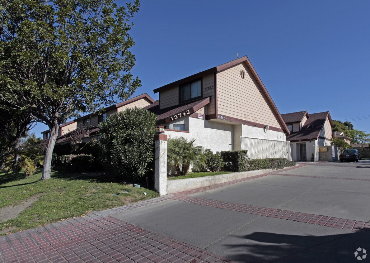 Primary Photo - 13742-13752 S Euclid St