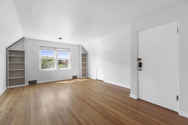 Building Photo - 2 bedroom in Chicago IL 60613