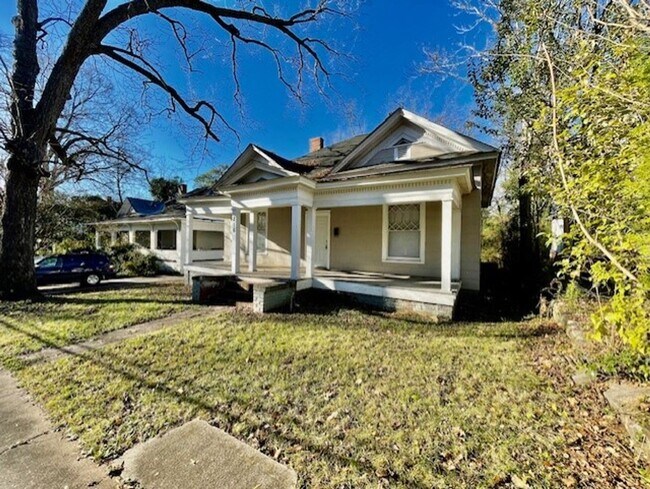 Building Photo - Adorable 4 bedroom 2 bath Home Located In ...