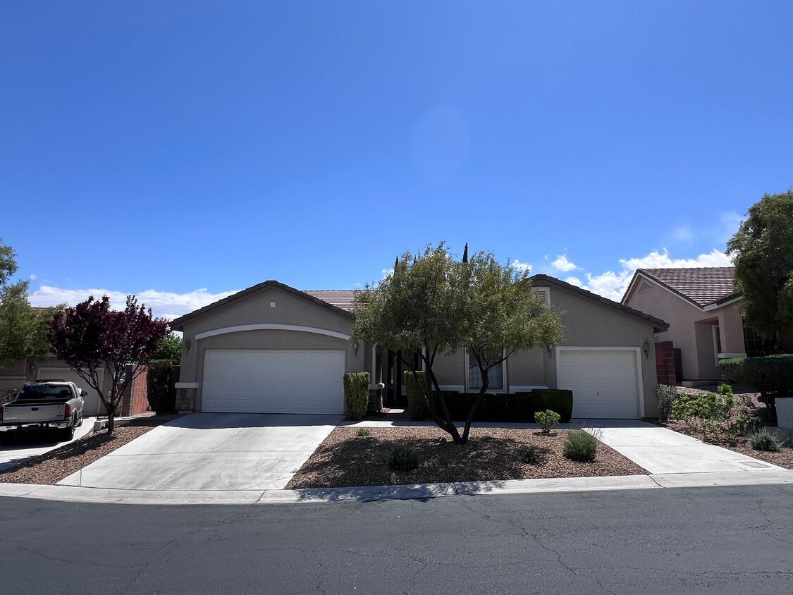 Primary Photo - Stunning 4-Bed 3 Car Garage Gated Single S...
