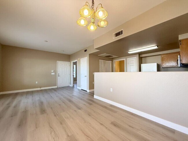 Foto del edificio - Gated condo boasts 2 bedrooms and 2 bathrooms