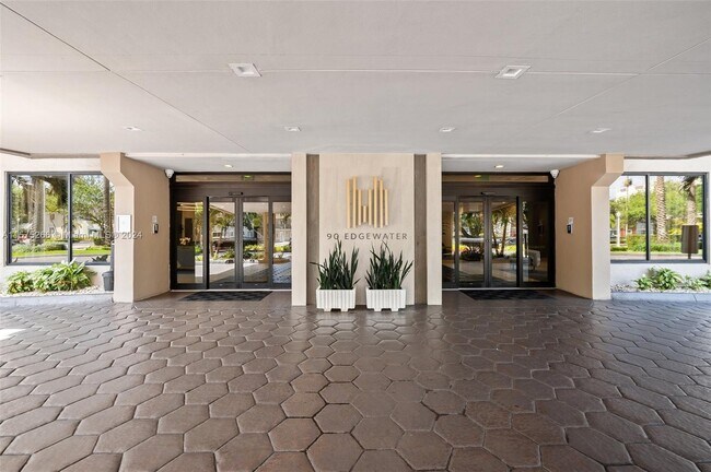 Foto del edificio - 90 Edgewater Dr