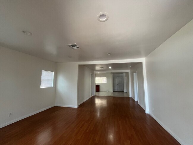 Building Photo - 1634 E 85th St