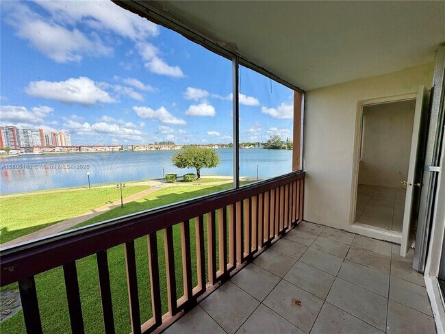 Foto del edificio - 1591 NE Miami Gardens Dr