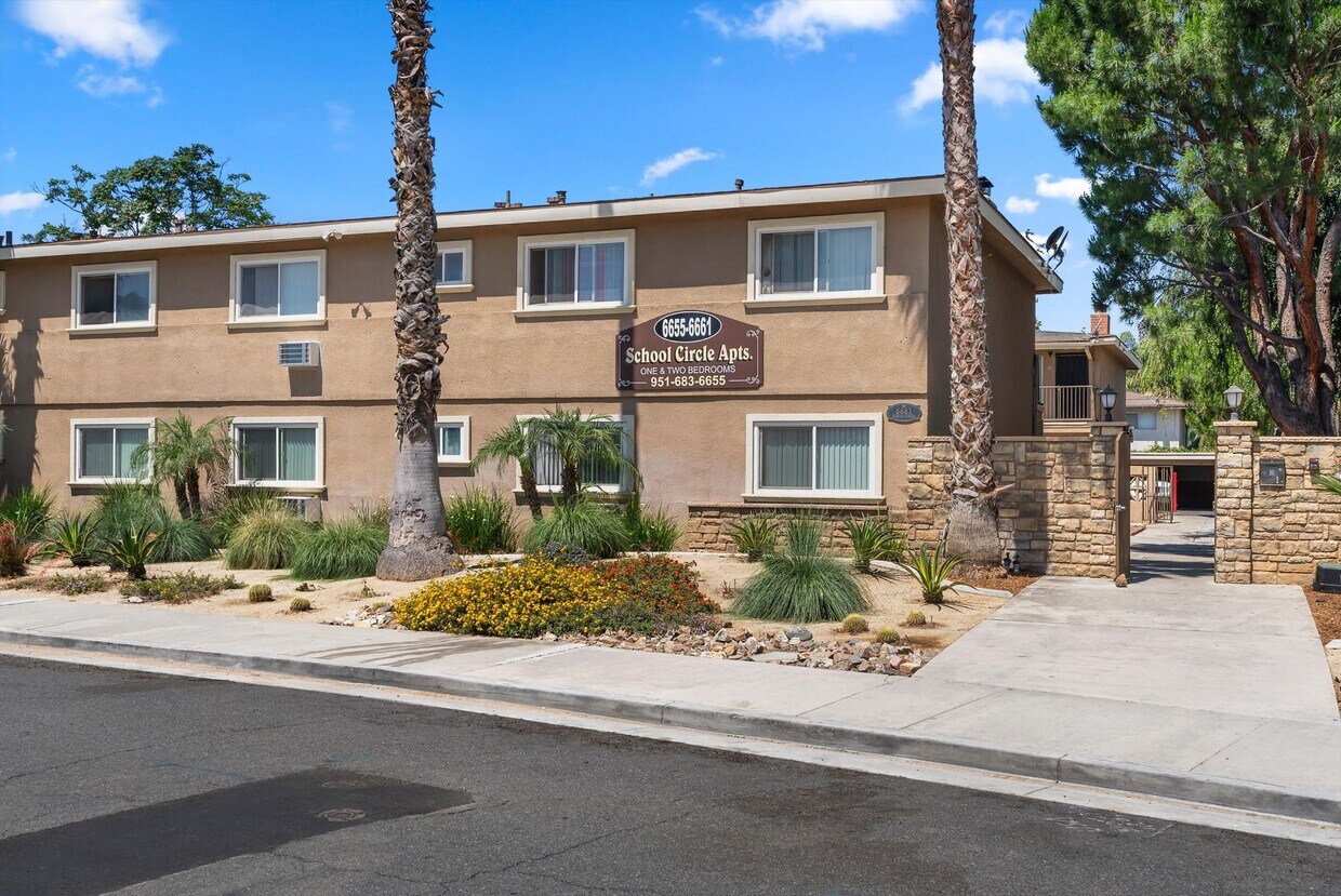 Foto principal - School Circle Apartments - Riverside, CA