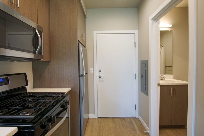 Building Photo - Modern Studio with Floor to Ceiling Windows!
