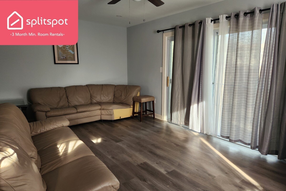 Primary Photo - Private room in 3 bedroom College Park Apa...