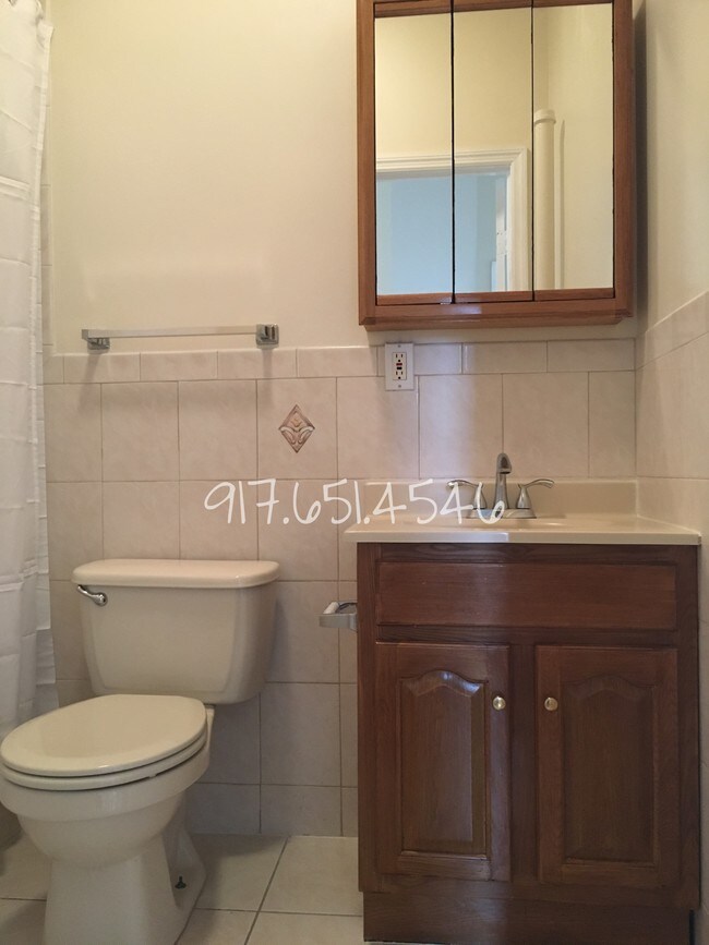 Building Photo - 121 Weirfield St