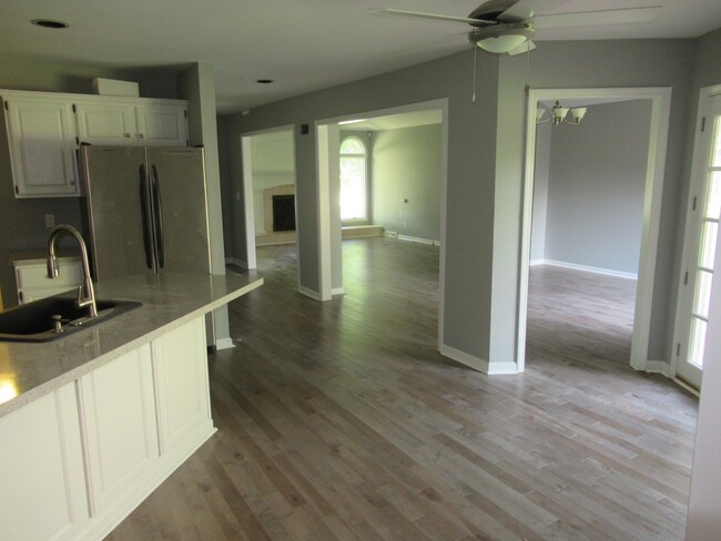 Building Photo - Gorgeous 2 Bedroom 2 Full Bath Luxury Ranc...