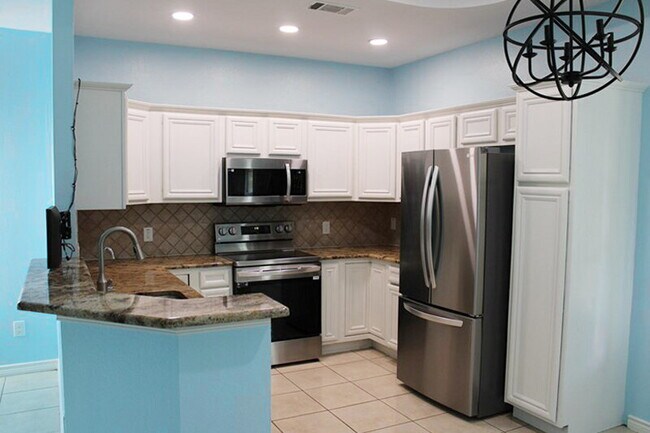 Foto del edificio - "Lovely 4-Bedroom Lakeside Retreat in Rock...
