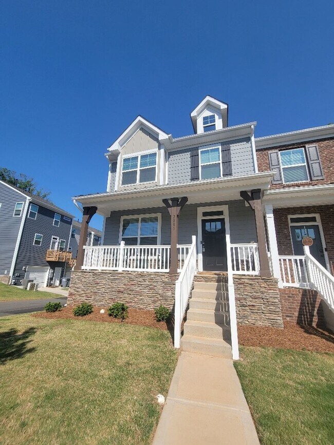 Building Photo - Incredible Townhome in Belmont!