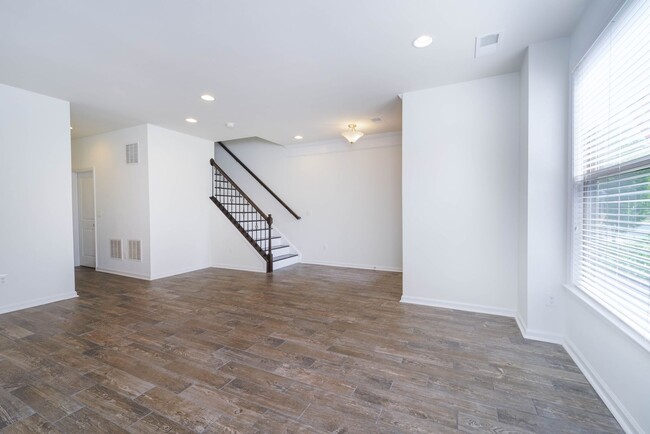 Building Photo - 3 bedroom 3 bath townhouse in Brambleton