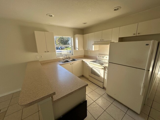 Foto del edificio - 4 bedroom, 2 bathroom Sarasota home, plus garage and beautiful lot, conveniently located near Dow...