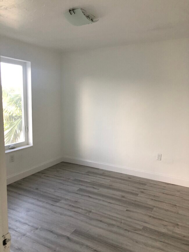 Building Photo - 960 SW 42nd Ave