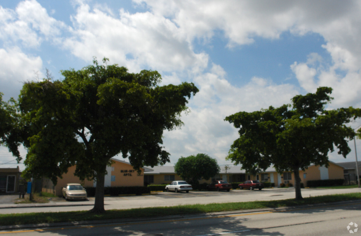 Building Photo - 7630 Pembroke Rd