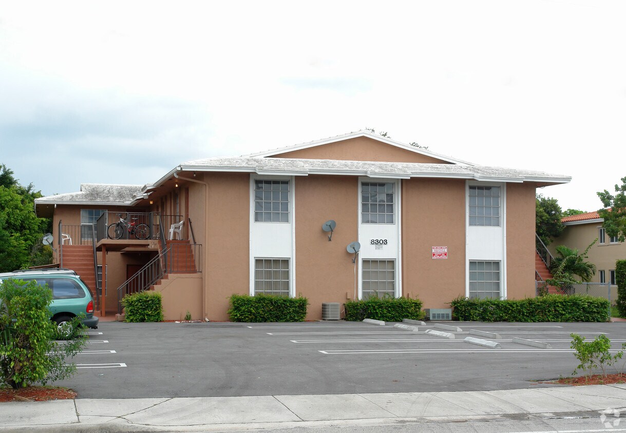 Foto principal - 8303 W Sample Rd