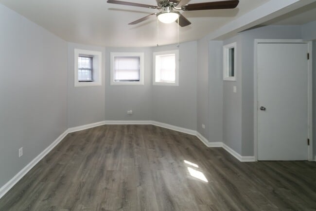 Foto del edificio - 902 W Montrose Ave