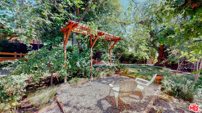 Building Photo - 463 Crane Blvd