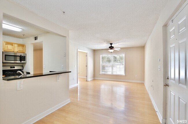 Foto del edificio - Beautiful 2/2 Condo with an Office/Den Loc...