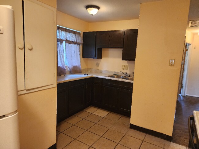 Foto del edificio - 7724 Ellington Dr